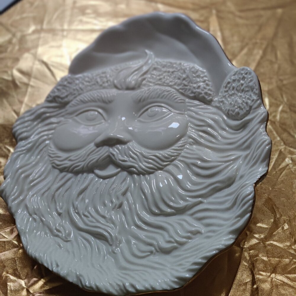 Mikasa Santa Platter of fine porcelain.Item# FK0001, displays Holiday Treats. 9"